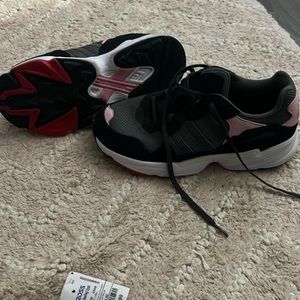 Adidas Sneakers Gently used size 7